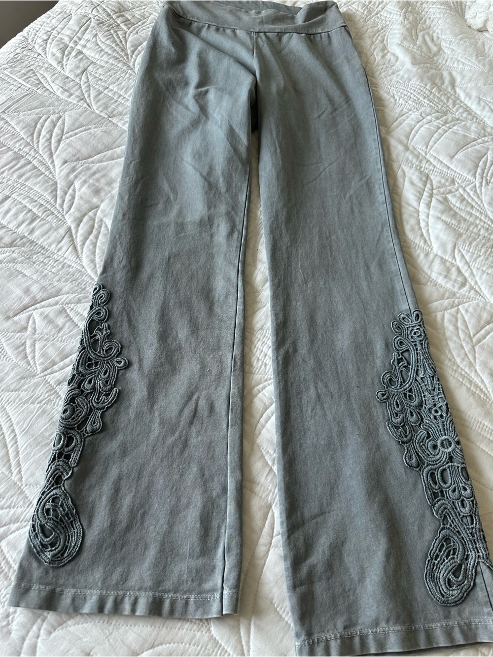 Chatoyant Amazing Gray Cropped Wide-Leg Pants with Lace Trim